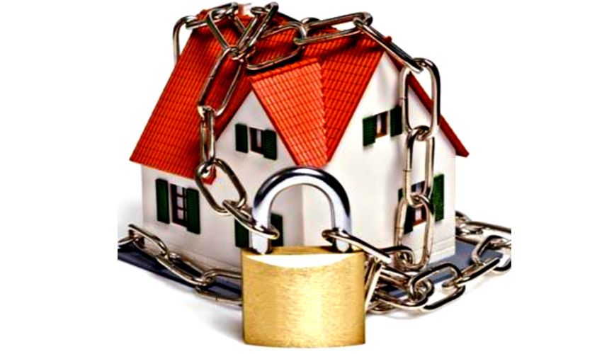 Gekeurde cilinder achter stevig beslag bij een huis in Zaltbommel